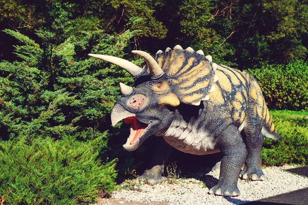 Turistická Atrakce Pro Děti Dinosaurus Dinosauřím Parku Letní Tábor Dovolená — Stock fotografie