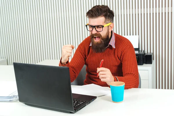 Glücklicher Bärtiger Mann Der Laptop Arbeitet Manager Feiert Seinen Erfolg — Stockfoto