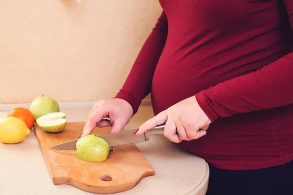 Молодая Беременная Женщина Готовит Фруктовый Салат Домашней Кухне Здоровое Питание — стоковое фото