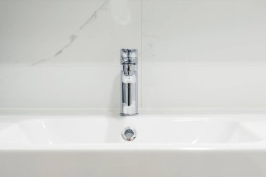 Banyoda modern lavabo, ön manzara. Yenilenmiş banyoda yeni lavabo ve lavabo..