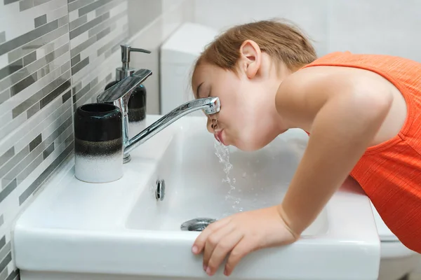 Junge Waschen Gesicht Badezimmer Morgenhygiene Der Junge Wird Einem Waschbecken — Stockfoto