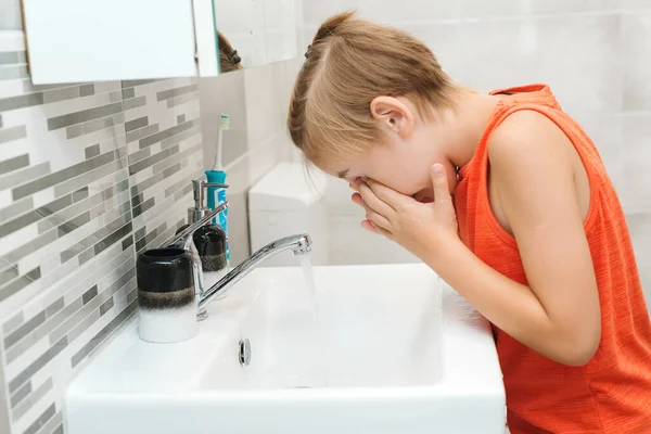 Der Junge Wird Einem Waschbecken Gewaschen Gesunde Kindheit Und Gesunder — Stockfoto