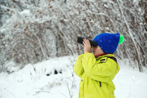 Boldog Gyermek Sétál Téli Erdőben Aranyos Gyerek Felfedező Havas Erdőben — Stock Fotó