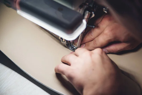 皮革工匠的工作过程 制革工在特殊缝纫机上缝制皮革 缝纫机上的工人缝制皮革制品 皮革工人车间 — 图库照片