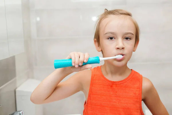 Kid Zähneputzen Mit Elektrischer Bürste Badezimmer Zahnhygiene Jeden Tag Gesundheitsfürsorge — Stockfoto
