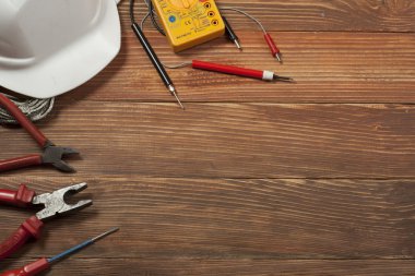 Ahşap arka plan üzerinde elektrik araç kümesi. Mühendislik çalışmaları, enerji kavramı için aksesuarlar.