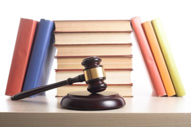 Hukuk kavram - bir mahkeme veya icra ofiste tabloda ahşap hakimler tokmak ile kitap.