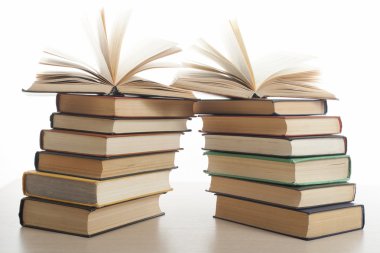 Beyaz arka plan üzerinde izole kitap yığını. Eğitim kavramı. Okula dönüş.