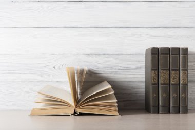 Açık kitap, ahşap masa ciltli kitap. Eğitim arka plan. Okula dönüş. Metin için yer kopyalayın.