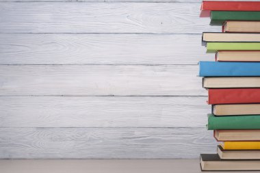 Renkli kitap yığını. Eğitim arka plan. Okula dönüş. Metin için yer kopyalayın.