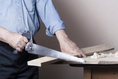 Marangoz uçak ile şantiye, ahşap arka plan üzerinde çalışıyor. Marangoz işyeri