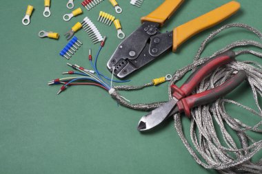 Ahşap arka plan üzerinde elektrik araç kümesi. Mühendislik çalışmaları, enerji kavramı için aksesuarlar.