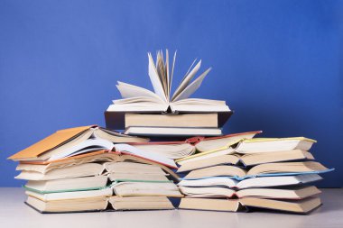 Açık kitap, ahşap masa ciltli kitap. Eğitim arka plan. Okula dönüş. Metin için yer kopyalayın.