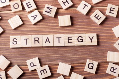 Ahşap küpler üzerinde strateji kelime, iş kavramıbaşarı