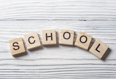 okul haber, ahşap arka plan ağaç küp. Alfabe blokları