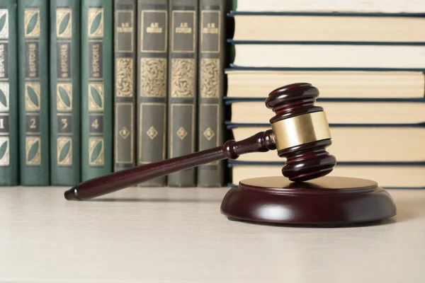 Concepto de ley - Libro con jueces de madera martillo en la mesa en una sala de tribunal u oficina de aplicación . — Foto de Stock