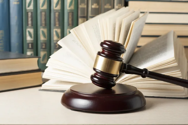 Concepto de ley - Libro con jueces de madera martillo en la mesa en una sala de tribunal u oficina de aplicación . — Foto de Stock