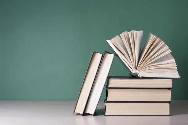 Nyitott könyv, keménykötésű könyv, a fából készült asztal. Oktatási háttér. Vissza az iskolába. Hely, a szöveg másolása. — Stock Fotó