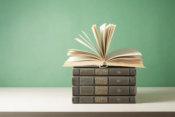 Livro aberto, livros de capa dura sobre mesa de madeira. Formação. De volta à escola. Espaço de cópia para texto . — Fotografia de Stock