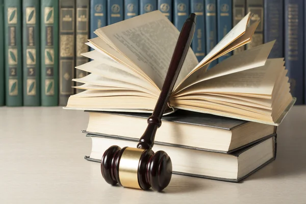 Conceito de lei - Livro com juízes de madeira martelo sobre a mesa em um tribunal ou escritório de execução . — Fotografia de Stock