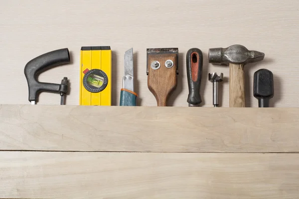 Δομικά εργαλεία σε ξύλινο τραπέζι με πριονίδι. Η θέα στο χώρο εργασίας του ξυλουργού. Αντιγραφή χώρου για κείμενο — Φωτογραφία Αρχείου