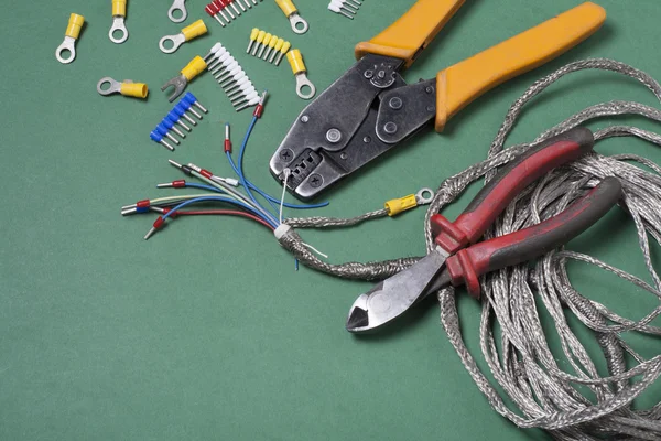 Juego de herramientas eléctricas sobre fondo de madera. Accesorios para trabajos de ingeniería, concepto energético . — Foto de Stock