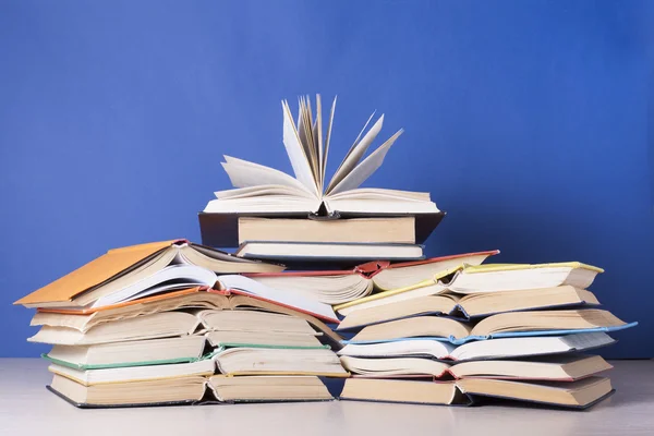 Libro abierto, libros de tapa dura sobre mesa de madera. Formación. De vuelta a la escuela. Copiar espacio para texto . — Foto de Stock