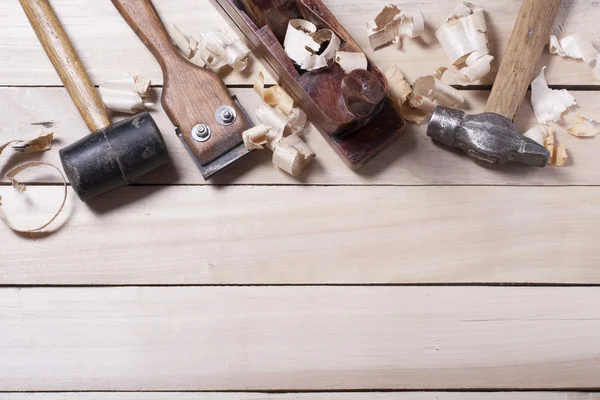 Строительные инструменты на деревянном столе с опилками. Столярный плотник вид сверху. Копирование текста — стоковое фото