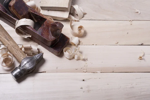 Bauwerkzeuge auf Holztisch mit Sägemehl. Tischler-Arbeitsplatz von oben. Kopierraum für Text — Stockfoto