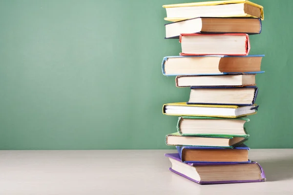 Renkli kitap yığını. Eğitim arka plan. Okula dönüş. Metin için yer kopyalayın.