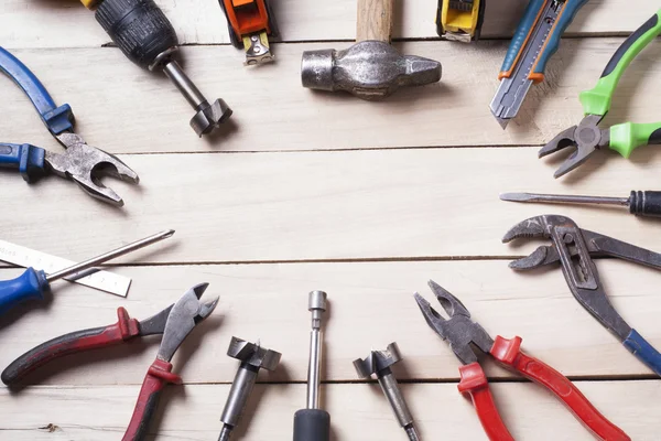 Strumenti di costruzione su sfondo di legno. Copia spazio per testo. Set di strumenti di lavoro assortiti. Vista dall'alto — Foto Stock