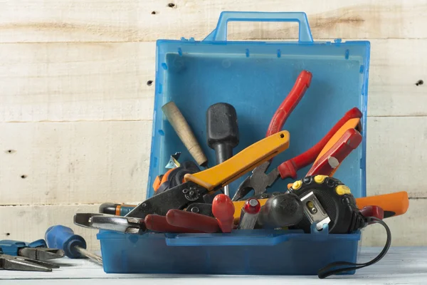 Bouwgereedschap op houten achtergrond. Kopieer ruimte voor tekst. Set van diverse werkgereedschap. Top View — Stockfoto