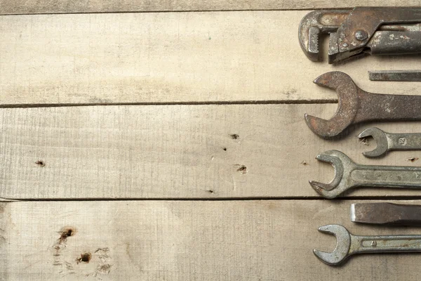 İnşaat araçlar kümesi. Ahşap arka plan üzerinde anahtarı