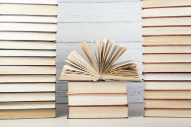 Açık kitap, ahşap masa ciltli kitap. Eğitim arka plan. Okula dönüş. Metin için yer kopyalayın.
