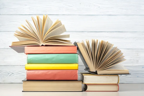 Açık kitap, ahşap masa ciltli kitap. Eğitim arka plan. Okula dönüş. Metin için yer kopyalayın.