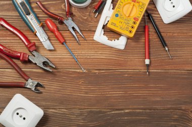 Ahşap arka plan üzerinde elektrik araç kümesi. Mühendislik çalışmaları, enerji kavramı için aksesuarlar.