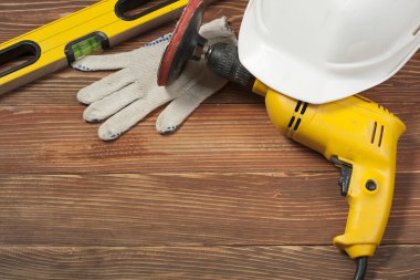 Ahşap arka plan üzerinde elektrik araç kümesi. Mühendislik çalışmaları, enerji kavramı için aksesuarlar.