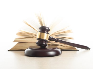 Hukuk kavram - bir mahkeme veya icra ofiste tabloda ahşap hakimler tokmak ile kitap.