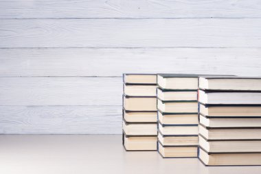 Renkli kitap yığını. Eğitim arka plan. Okula dönüş. Metin için yer kopyalayın.