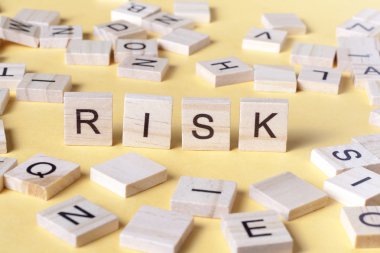 Masadaki ahşap bloklarda risk kelimesi. Üstte görüntü