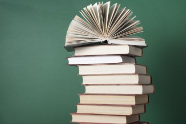 Açık kitap, ahşap masa ciltli kitap. Eğitim arka plan. Okula dönüş. Metin için yer kopyalayın.