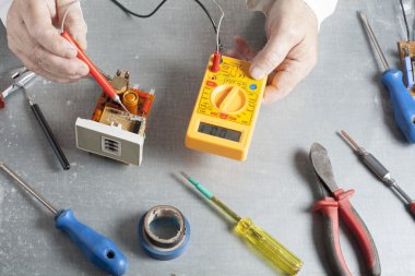 Elektrikçi elektrik Şalt kabine, multimetre prob ile el. Mühendislik araçları