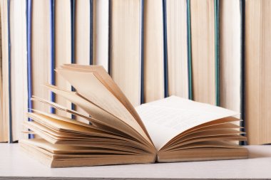 Açık kitap, ahşap masa ciltli kitap. Eğitim arka plan. Okula dönüş. Metin için yer kopyalayın.