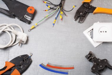 Ahşap arka plan üzerinde elektrik araç kümesi. Mühendislik çalışmaları, enerji kavramı için aksesuarlar.