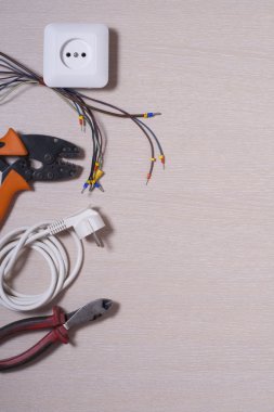 Ahşap arka plan üzerinde elektrik araç kümesi. Mühendislik çalışmaları, enerji kavramı için aksesuarlar.