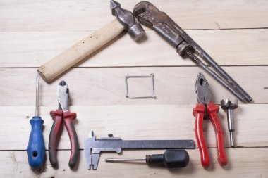 Ahşap arka plan üzerinde elektrik araç kümesi. Mühendislik çalışmaları, enerji kavramı için aksesuarlar.