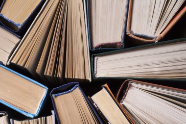 Açık kitap, ahşap masa ciltli kitap. Eğitim arka plan. Okula dönüş. Metin için yer kopyalayın.