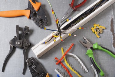 Ahşap arka plan üzerinde elektrik araç kümesi. Mühendislik çalışmaları, enerji kavramı için aksesuarlar.