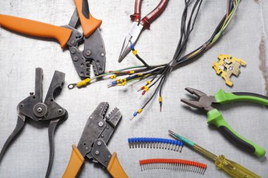 Ahşap arka plan üzerinde elektrik araç kümesi. Mühendislik çalışmaları, enerji kavramı için aksesuarlar.