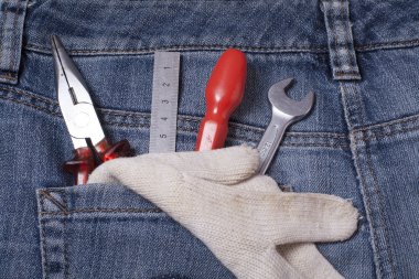 Mavi Jeans cebinde inşaat araçları.